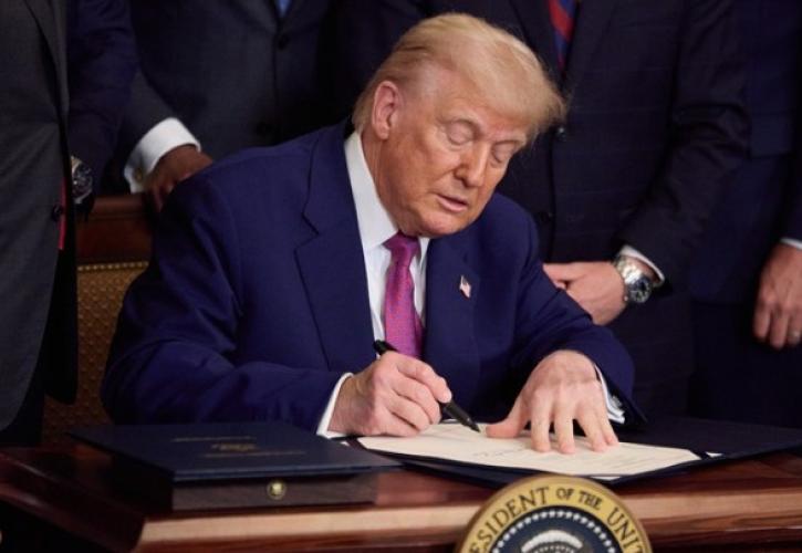 Τέλος το shutdown στις ΗΠΑ, ο Τραμπ υπέγραψε το νομοσχέδιο