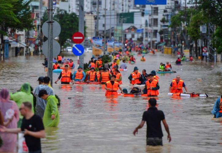 Πλημμύρες στο Βιετνάμ: Τουλάχιστον 90 νεκροί