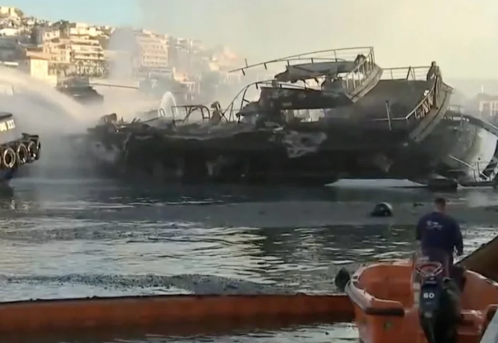 Πυρκαγιά στη Μαρίνα Ζέας - Βυθίστηκαν τρία mega yachts