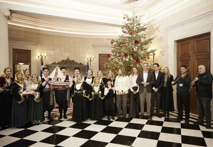 Χριστουγεννιάτικα κάλαντα στον Κυριάκο Μητσοτάκη