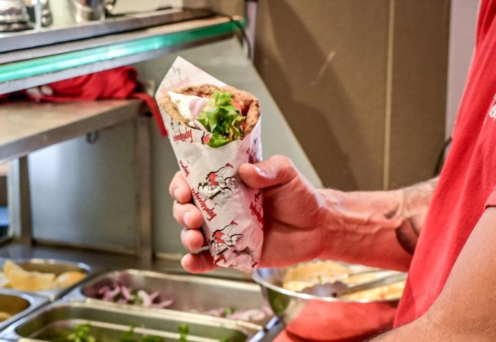 Έρευνα Pricefox: Πού εντοπίζεται το ακριβότερο σουβλάκι στην Ελλάδα που φτάνει τα 6,5 ευρώ