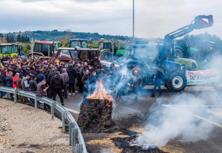 Αγρότες και κτηνοτρόφοι απέκλεισαν το τελωνείο Ευζώνων - Στήνονται νέα μπλόκα