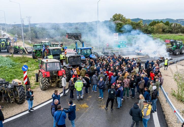Σε θέση μάχης χιλιάδες αγρότες - Κλειστοί δρόμοι και νέες αποφάσεις στα οδοφράγματα