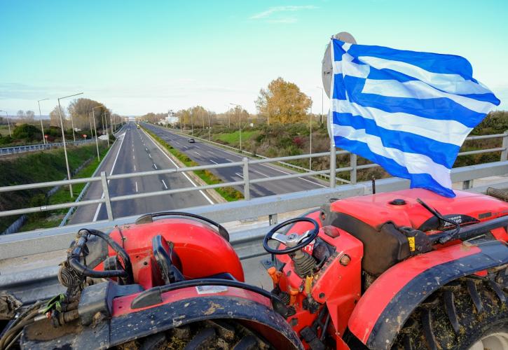 Παραμένουν στα μπλόκα οι αγρότες - Πιθανός αποκλεισμός στο λιμάνι του Βόλου