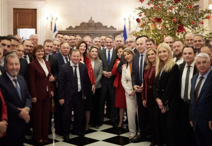 Στο Μαξίμου οι βουλευτές της ΝΔ: Ευχές, συζητήσεις και το δώρο - γούρι του Μητσοτάκη