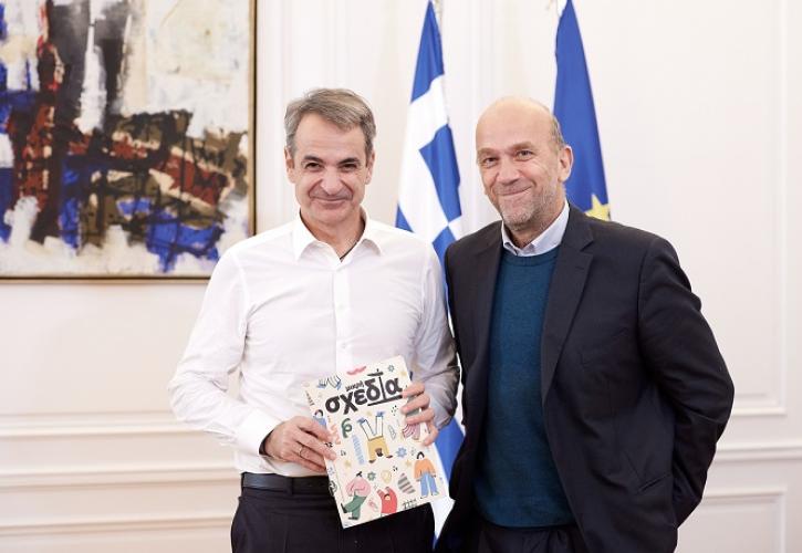 Συνάντηση Μητσοτάκη με τον Χρήστο Αλεφάντη, ιδρυτή του περιοδικού δρόμου «Σχεδία»