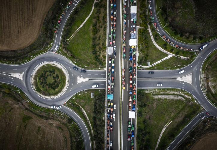 Ενισχύονται τα μπλόκα των αγροτών: 2.000 τρακτέρ στον Ε65 - Πού υπάρχει διακοπή κυκλοφορίας