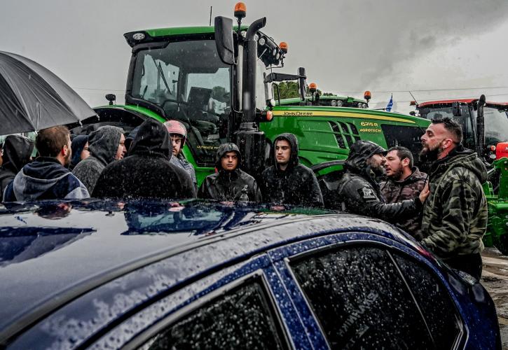Δεν κάνουν πίσω οι αγρότες παρά την κακοκαιρία - Νέα μπλόκα σε δρόμους και τελωνεία