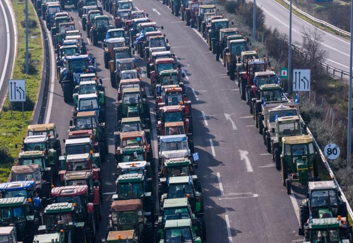 Τρακτέρ και ΙΧ στην ίδια ουρά;