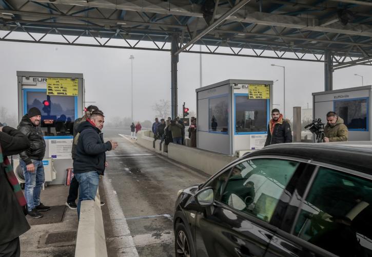 Αγρότες: Συνεχίζεται και σήμερα το άνοιγμα των διοδίων - Παραμένουν στους δρόμους