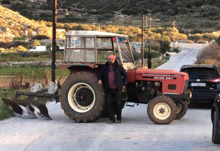 Ο μοναδικός αγρότης με τρακτέρ στην Αμοργό έστησε μπλόκο στην Αιγιάλη