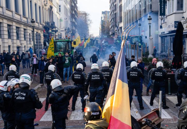 Συγκρούσεις διαδηλωτών αγροτών με την αστυνομία στις Βρυξέλλες ενόψει της Συνόδου Κορυφής