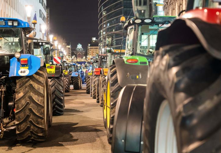 Εκατοντάδες τρακτέρ αγροτών στους δρόμους των Βρυξελλών ενόψει της Συνόδου Κορυφής