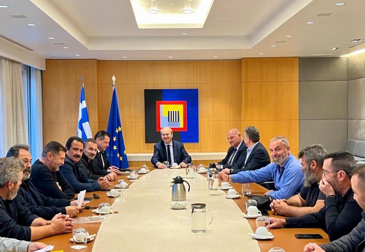 Σε εποικοδομητικό κλίμα η συνάντηση Χατζηδάκη και Τσιάρα με τους αγρότες της Κρήτης