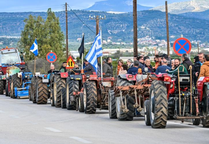 Πληθαίνουν τα μπλόκα των αγροτών: Διαμαρτυρίες στο γραφείο Τσιάρα - Επεισόδια στο Ηράκλειο
