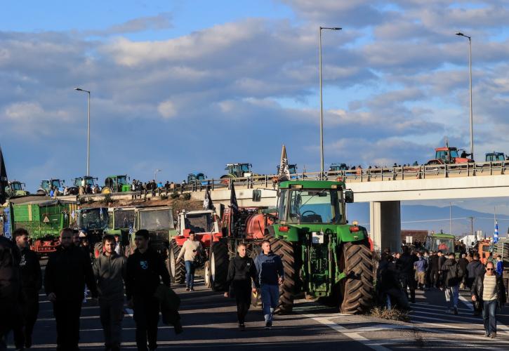 Συνεχίζονται οι αγροτικές κινητοποιήσεις: Κλειστή η Εθνική Οδός Αθηνών-Θεσσαλονίκης στη Νίκαια