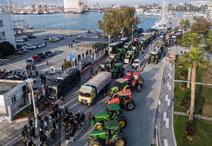 Αγρότες: Πολύωρα μπλόκα στα τελωνεία Προμαχώνα, Εξοχής, Ευζώνων, Νίκης