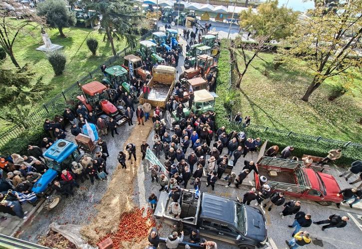 Αγρότες: Κατάληψη του κτηρίου της Αντιπεριφέρειας στην Καβάλα - Συνάντηση Χατζηδάκη με κτηνοτρόφους της Κρήτης