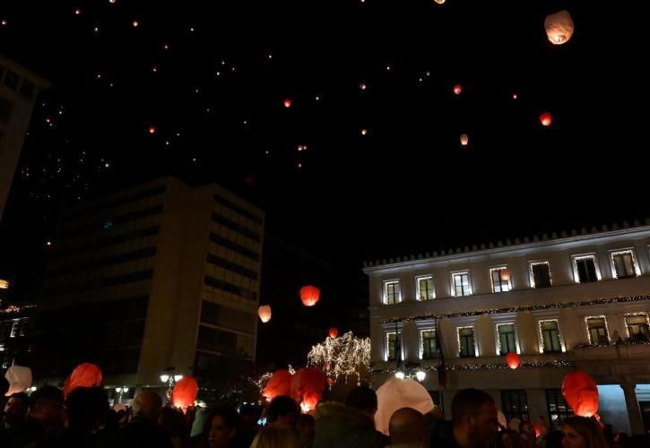 Στον ουρανό της Αθήνας 3.000 φαναράκια για τη «Νύχτα των Ευχών»