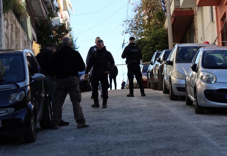 Άνδρας στο Γκύζη μαχαίρωσε τη σύζυγό του στον λαιμό και έπεσε από την ταράτσα