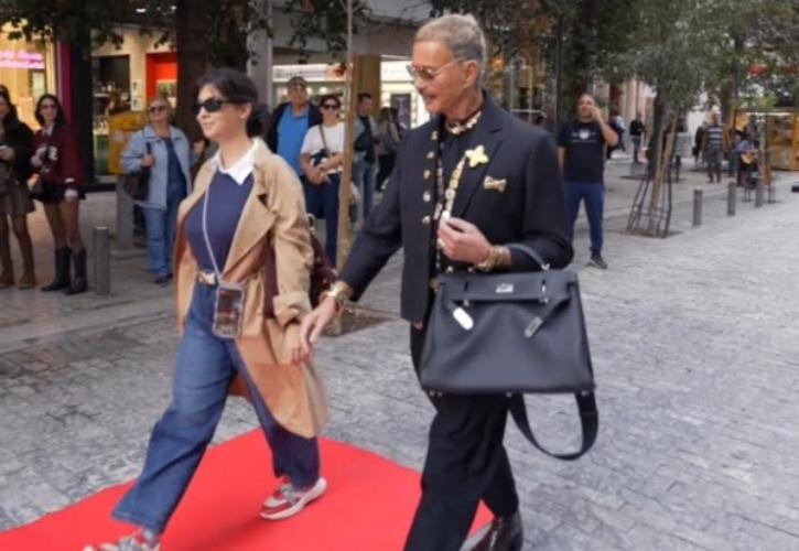 Ο Λάκης Γαβαλάς ξαναχτυπά: Κάνει την Ερμού πασαρέλα και σκορπίζει τη λάμψη του – Χριστουγεννιάτικο glam powered by ΣΚΡΑΤΣ