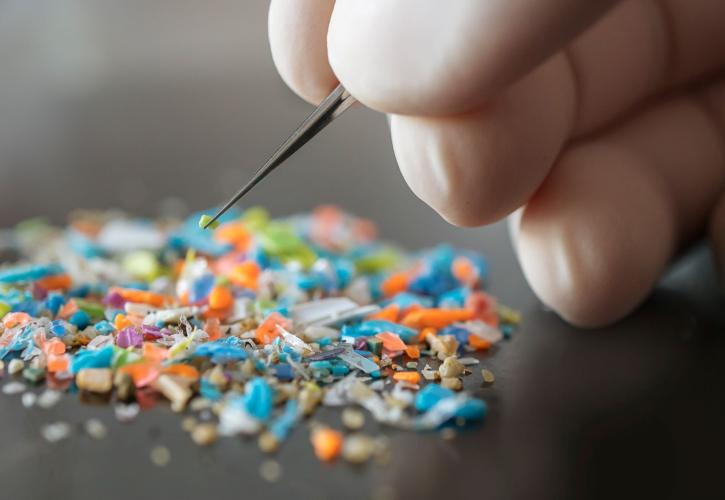 Σε ισχύ η νέα νομοθεσία της ΕΕ για τη μείωση της ρύπανσης από μικροπλαστικά