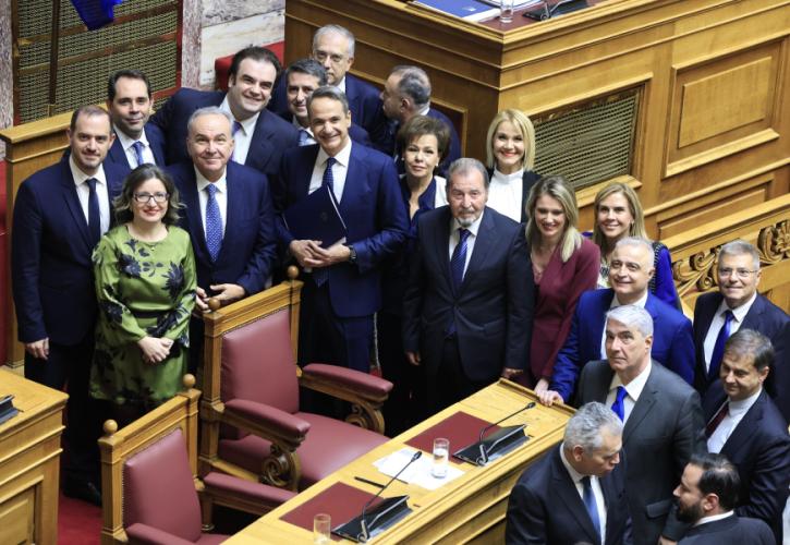 Η χαρά των Κυριάκων στην Βουλή - Στοχευμένα βέλη Αλέξη από την Πάτρα - Ψυχραιμία λέει η Έλενα για Καρυστιανού