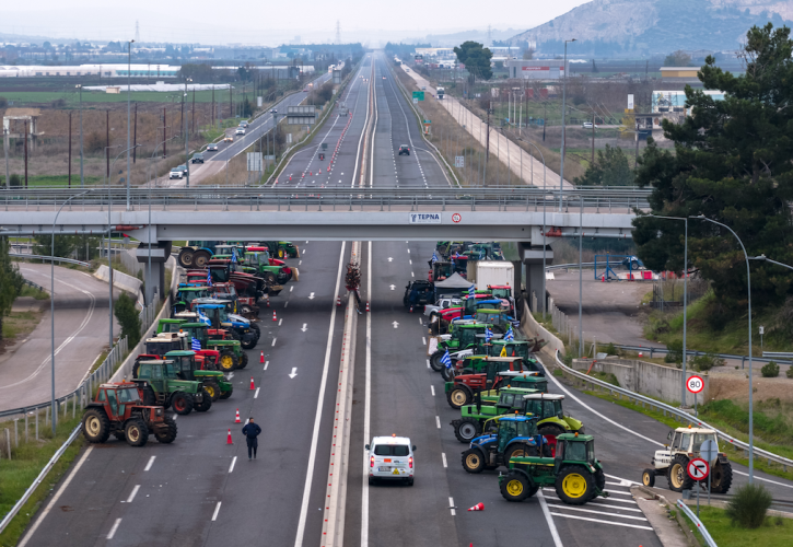 Χριστούγεννα στα μπλόκα για τους αγρότες: Ανοικτές περισσότερες λωρίδες για να διευκολυνθούν οι εκδρομείς