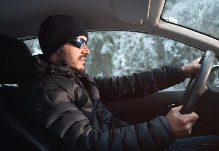 Επικίνδυνη η οδήγηση με μπουφάν - Τι δείχνει έρευνα της γερμανικής ένωσης αυτοκινήτου