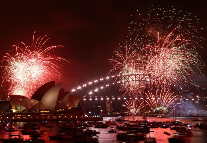 Το Σίδνεϊ υποδέχθηκε το 2026 με φόρο τιμής στα θύματα της επίθεσης στην παραλία Bondi