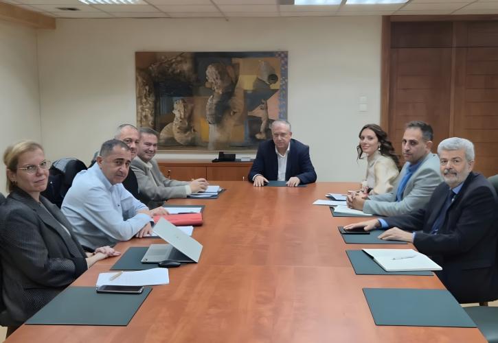 Συνάντηση Θεοδωρικάκου με εκπροσώπους των φορέων οδικών μεταφορών