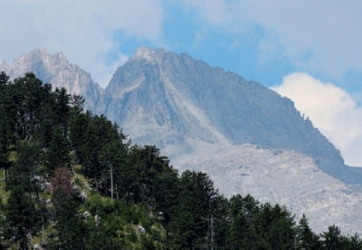 Ανασύρθηκαν με ελικόπτερο οι σοροί των 4 ορειβατών από τα Βαρδούσια