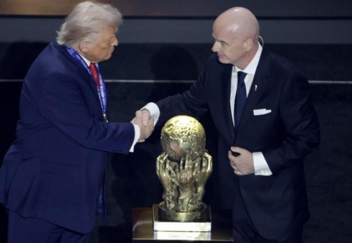 Ο Τραμπ παρέλαβε το πρώτο Βραβείο Ειρήνης της FIFA