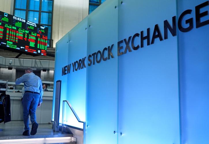 Wall Street: Κέρδη 1,05% για Dow Jones και μία ανάσα από ρεκόρ ο S&P 500 με φόντο τα επιτόκια