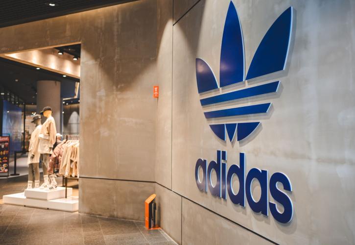Ρεκόρ πωλήσεων για Adidas το 2025 - Buyback 1 δισ. ευρώ