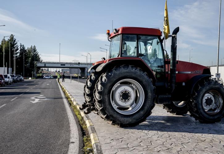 Τι αποφάσισαν οι αγρότες: Αποχωρούν τα τρακτέρ από την εθνική οδό Αθηνών - Λαμίας