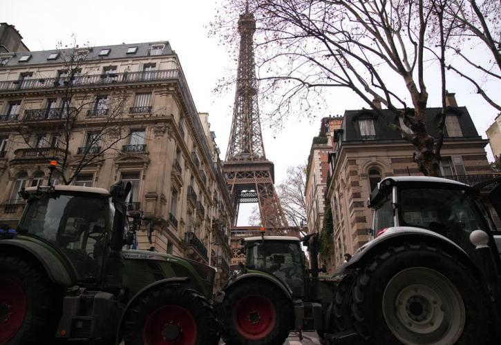 Παρίσι: Τα τρακτέρ που διαδηλώνουν έφθασαν στον Πύργο του Άιφελ