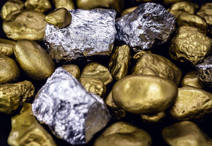 Χρυσός: «Αγγίζει» το ορόσημο των 5.000 δολαρίων - Τριψήφιο για πρώτη φορά το ασήμι