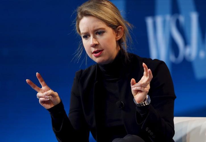 Η Ελίζαμπεθ Χολμς ζητά πρόωρη αποφυλάκιση από τον Τραμπ