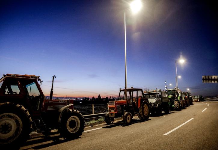 Αγρότες: Ανοίγουν τους δρόμους ενόψει της συνάντησης με Μητσοτάκη - Παραμένουν στα μπλόκα