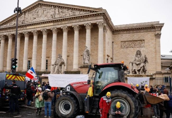 Γαλλία: Αγρότες αποκλείουν δρόμους του Παρισιού, διαμαρτυρόμενοι κατά της συμφωνίας ΕΕ-Mercosur