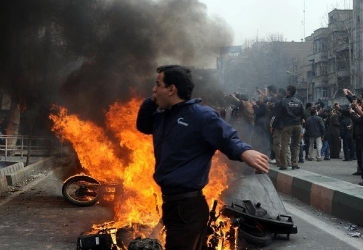 Ιράν: Ξεχειλίζει η οργή των διαδηλωτών - «Θάνατος στον Χαμενεΐ»