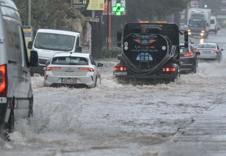 Συναγερμός στην Αττική: Δρόμοι-ποτάμια και φουσκωμένα ρέματα, 112 για εκκένωση στον Ασπρόπυργο
