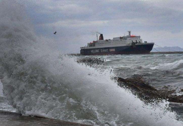 Δεμένα τα πλοία σε αρκετά λιμάνια λόγω των ισχυρών ανέμων