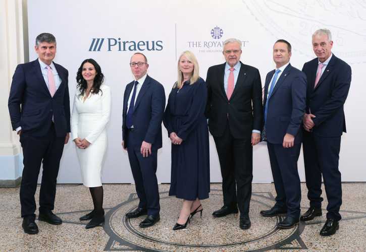 Βασιλικό Νομισματοκοπείο και Τρ. Πειραιώς παρουσίασαν τη Χρυσή Λίρα με το ελληνικό ιδιόσημο