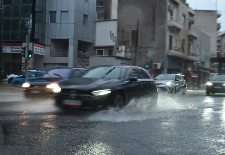 Κακοκαιρία: Βρέχει ασταμάτητα στην Αττική, έκτακτες κυκλοφοριακές ρυθμίσεις – Έσπασαν ρεκόρ οι ριπές των ανέμων