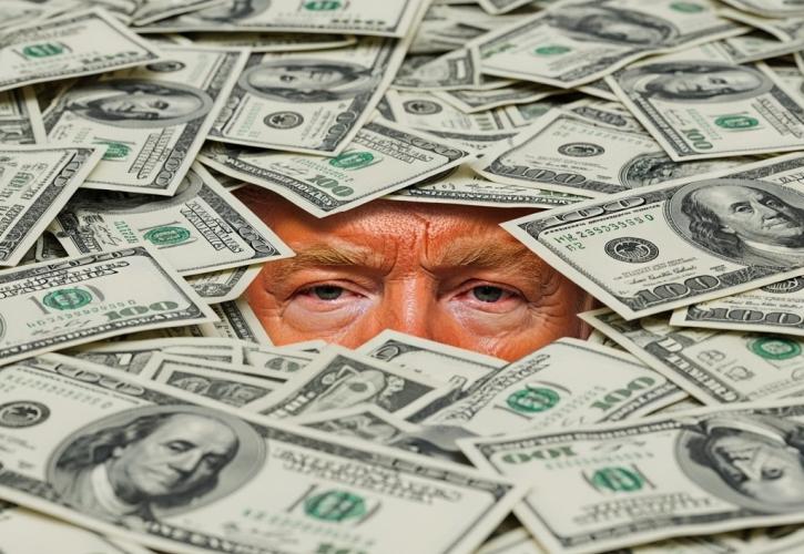 Σε χαμηλό 4ετίας το δολάριο ενώ ο Τραμπ ισχυρίζεται ότι «τα πάει πολύ καλά»