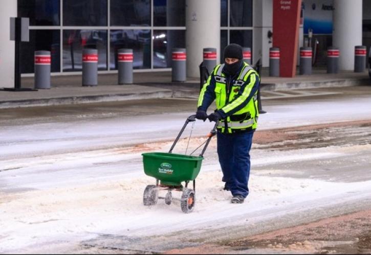 Χιλιάδες ακυρώσεις πτήσεων και άδεια ράφια στα σούπερ μάρκετ από την σφοδρή κακοκαιρία στις ΗΠΑ