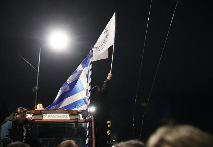 Στο Σύνταγμα θα διανυκτερεύσουν οι αγρότες - Tα τρακτέρ στο κέντρο της Αθήνας