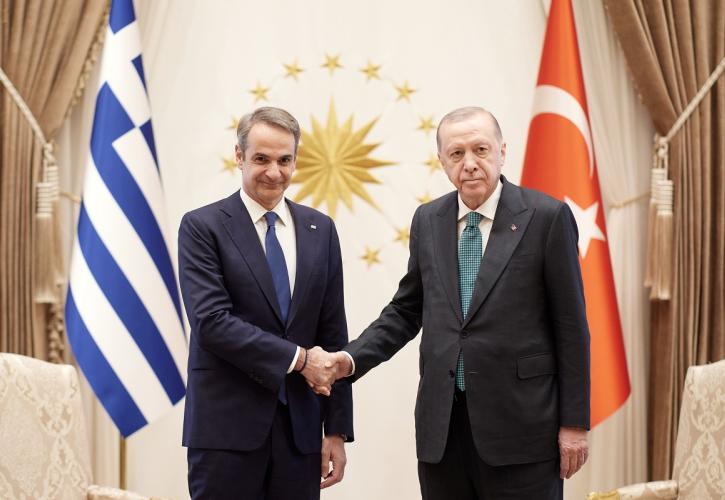 Σε εξέλιξη η συνάντηση Μητσοτάκη - Ερντογάν